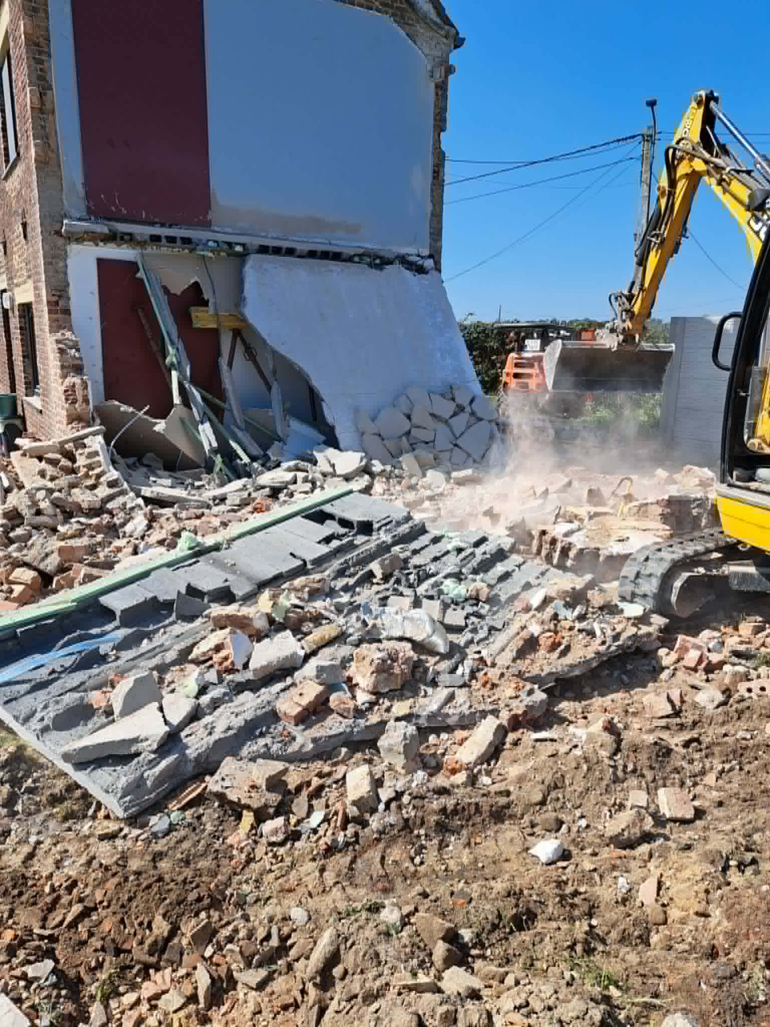 Démolition avec grue